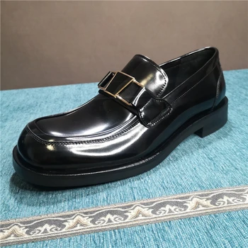 Мужская обувь в британском деловом стиле из лакированной кожи, глянцевая, на платформе с одной ножной педалью, молодежная повседневная обувь с квадратным вырезом
